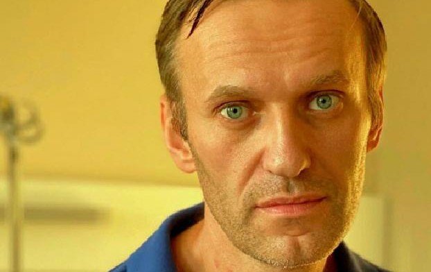 Навальный поблагодарил пилотов и омских врачей за спасение его жизни