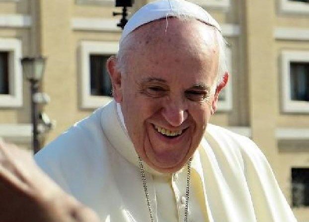 Папа Римский поцеловал флаг Ливана во время своей первой аудиенции за полгода