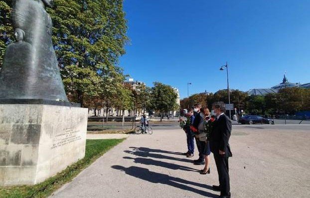 Послы Франции и Армении воздали дань уважения у оскверненного памятника Комитасу