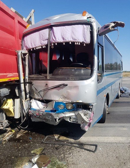 РОСТОВ. На трассе в Ростовской области столкнулись КамАЗ и пассажирский автобус, есть пострадавшие