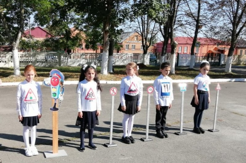 С. ОСЕТИЯ. Сегодня учащихся первых классов пятой школы города Алагир посвятили в пешеходы