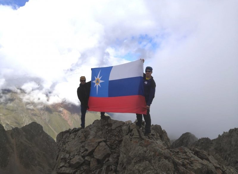 С. ОСЕТИЯ. Знамя над облаками: североосетинские спасатели совершили восхождение на Пик Спасателя