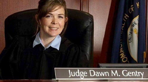 В США судья занялась сексом с подчиненным в зале суда и лишилась работы