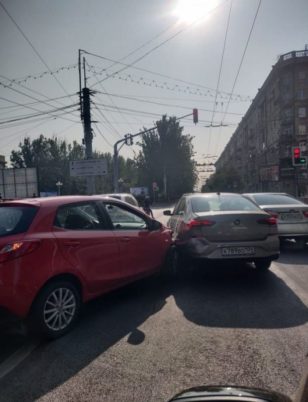 ВОЛГОГРАД. В центре Волгограда три столкнувшиеся иномарки создали большую пробку