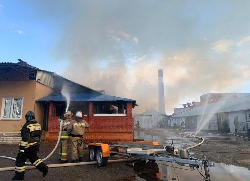 АДЫГЕЯ. Пожарные ликвидируют огонь на кровле мебельного цеха в Адыгее