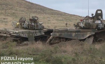 АЗЕРБАЙДЖАН. Минобороны Азербайджана показало бронетехнику, брошенную армянскими военными в Горадизе (ВИДЕО)