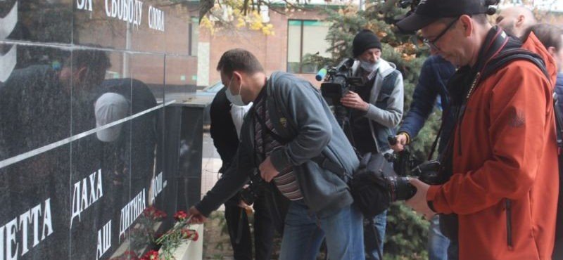 ЧЕЧНЯ. Делегация союзных СМИ возложила цветы к обелиску памяти погибших журналистов в Чеченской Республике