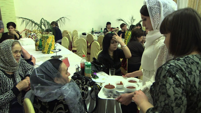 ЧЕЧНЯ. Почему на Кавказе невеста после свадьбы должна накрыть стол для друзей мужа?
