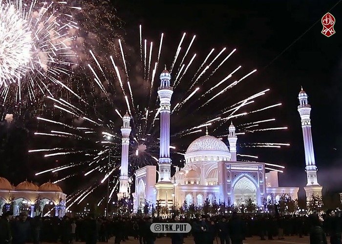 ЧЕЧНЯ. В мечети "Гордость мусульман" состоялся зикр и праздничный салют в честь дня рождения Пророка МУХАММАДА.
