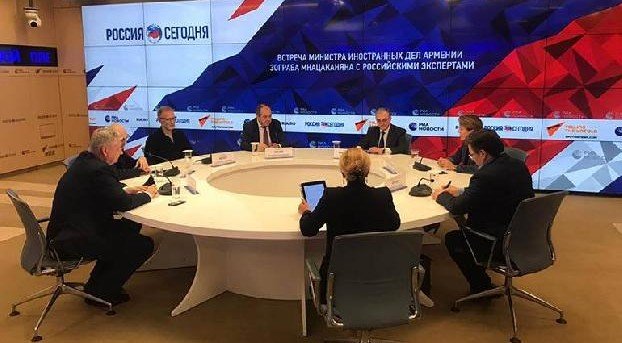 Глава МИД Армении в Москве провел закрытую дискуссию-встречу с российскими экспертами и политологами