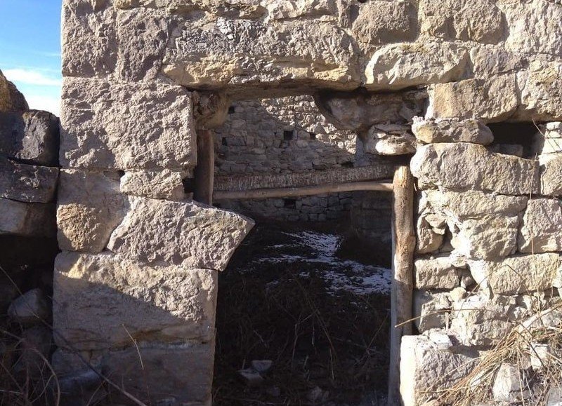 ИНГУШЕТИЯ. Размытые дороги помешали жителю Ингушетии вывезти камни из разрушенной средневековой башни