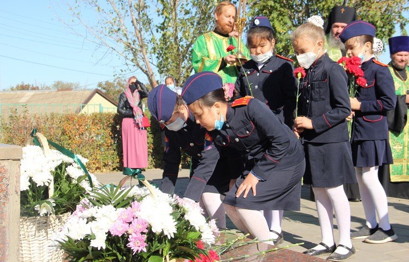 КАЛМЫКИЯ. Воспитанники Русской гимназии возложили цветы к памятнику преподобного Сергия