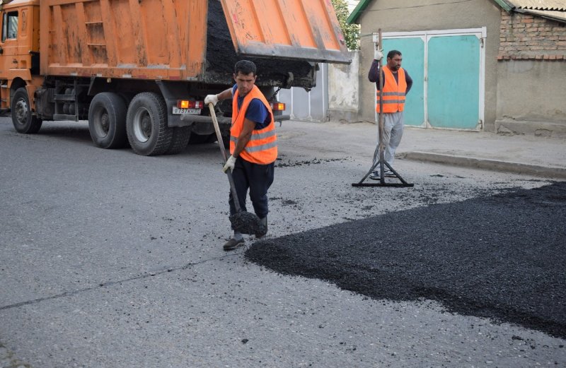 КБР. В Нарткале ведется ямочный ремонт дорожного покрытия