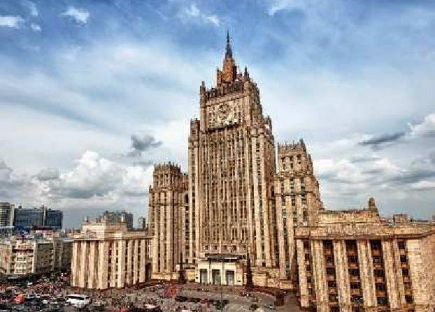 Машины послов Армении и Азербайджана в Москве находятся у высотного здания МИД РФ