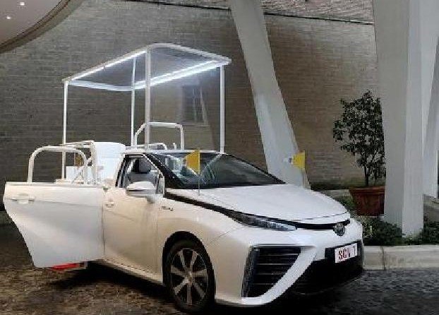 Новым автомобилем Папы Римского стал водородный седан Toyota