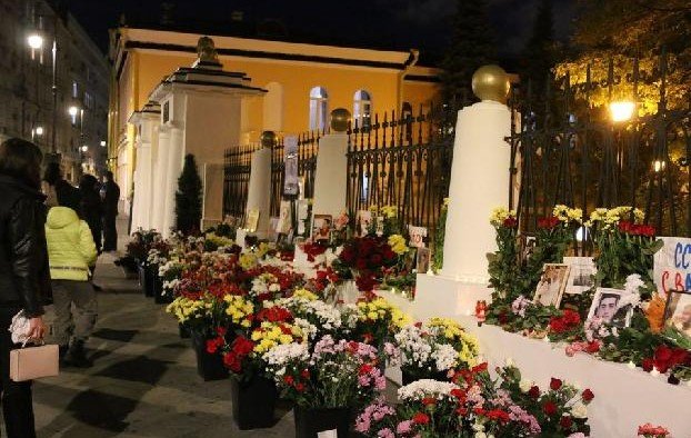 У армянского посольства в Москве возник мемориал