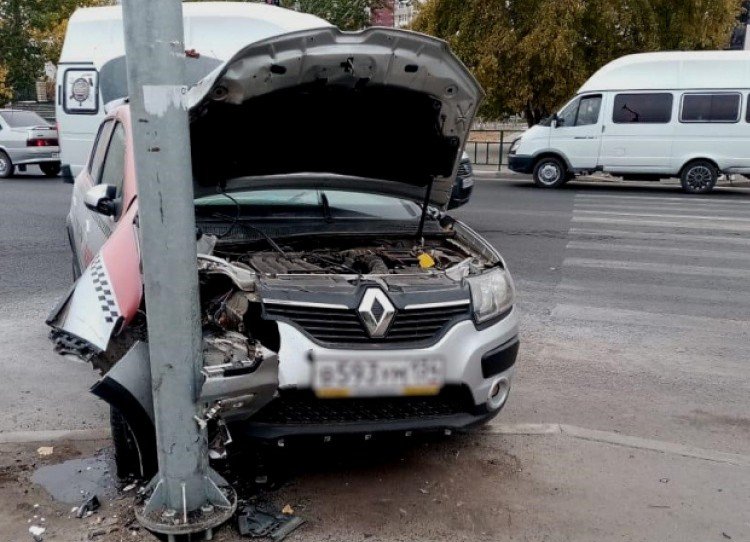 ВОЛГОГРАД. В Волжском женщина-таксист выпала из машины