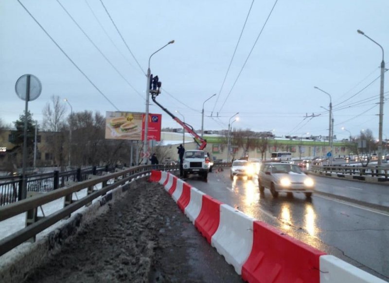 АСТРАХАНЬ. В эти минуты происходит перекрытие движения по одной из полос моста через р. Царев в створе ул. Боевая.