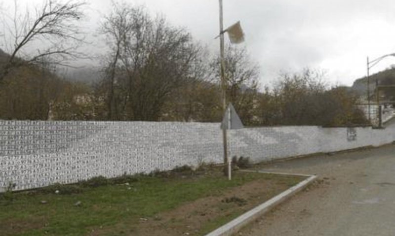 АЗЕРБАЙДЖАН. Стена из номеров азербайджанских машин в Кельбаджаре