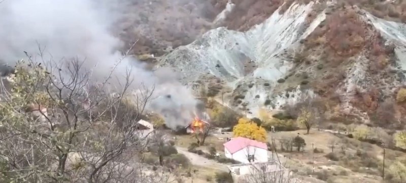 ЧЕЧНЯ. Покидающие Нагорный Карабах жители сжигают свои дома