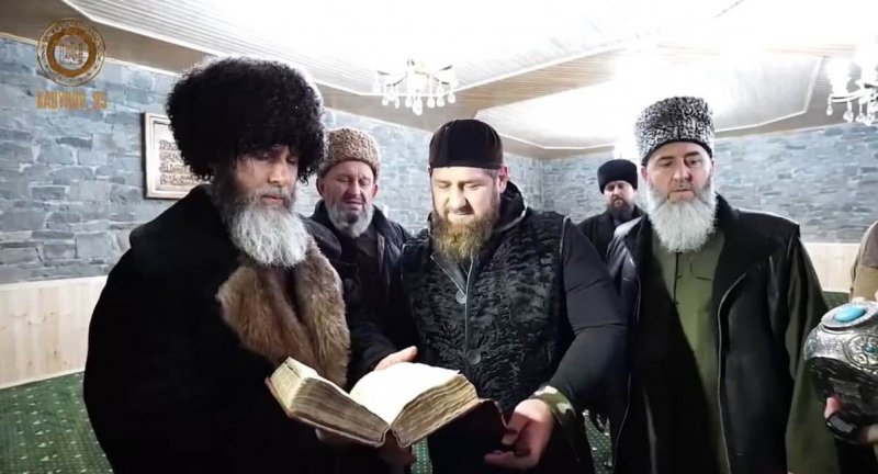 ЧЕЧНЯ. Рамзану Кадырову передали рукописный Коран, которому насчитывается более 200 лет