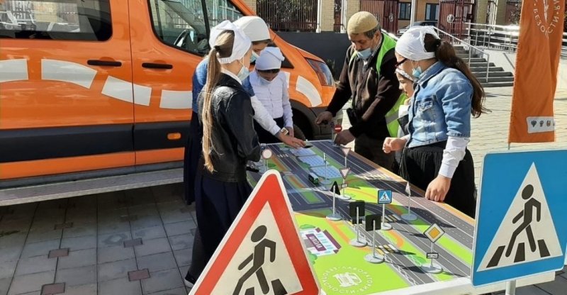 ЧЕЧНЯ. В Грозном для учащихся школы провели занятия по профилактике ДТП