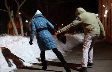 КАЛМЫКИЯ. Элистинскими полицейскими задержан уличный грабитель