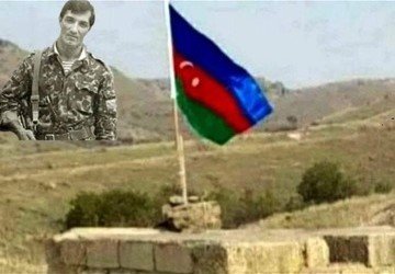 КАРАБАХ. Азербайджанский генерал установил флаг страны на могиле героя