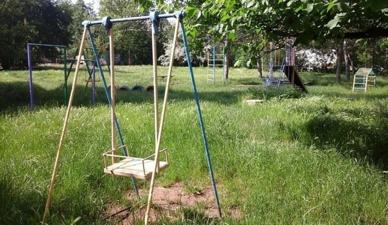 КРЫМ. В Крыму на мальчика упали металлические качели