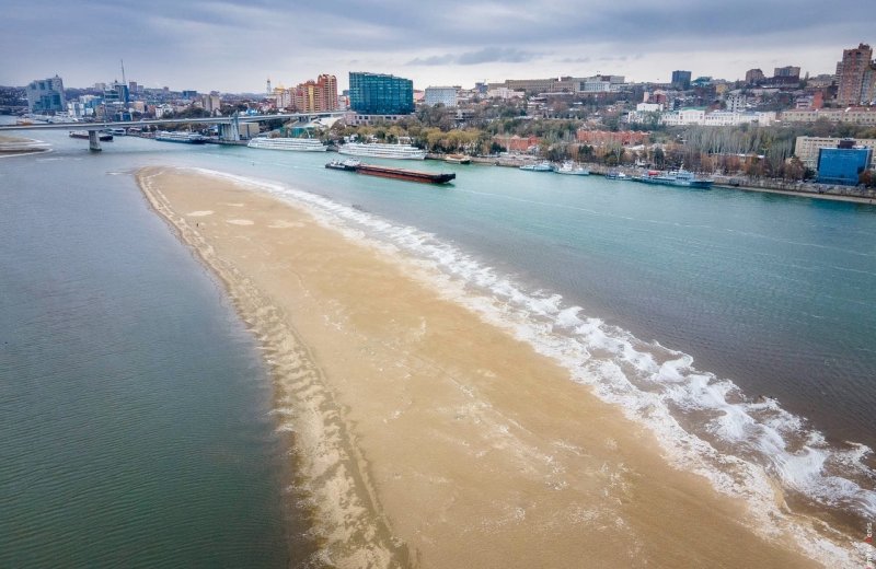 РОСТОВ. В Ростове из-за сильного ветра обмелел Дон