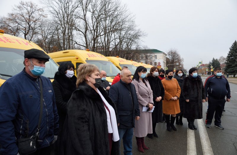 АДЫГЕЯ. Глава Адыгеи передал муниципалитетам 12 новых школьных автобусов