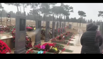 АЗЕРБАЙДЖАН. Мать шехида у его могилы в Баку: "Тебе не холодно, сынок?" (ВИДЕО)