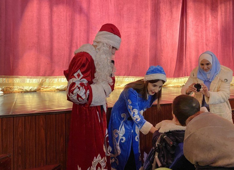 ЧЕЧНЯ. Активисты ОНФ в Чечне в рамках акции «Новогоднее чудо» организовали спектакль для детей с ОВЗ