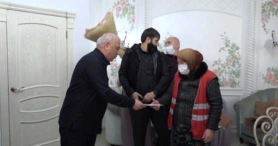 ЧЕЧНЯ. Министр труда, занятости и социального развития ЧР У.Ц. Баширов провел чествование сотрудниц МУП “СУРСАД” в канун Дня матери