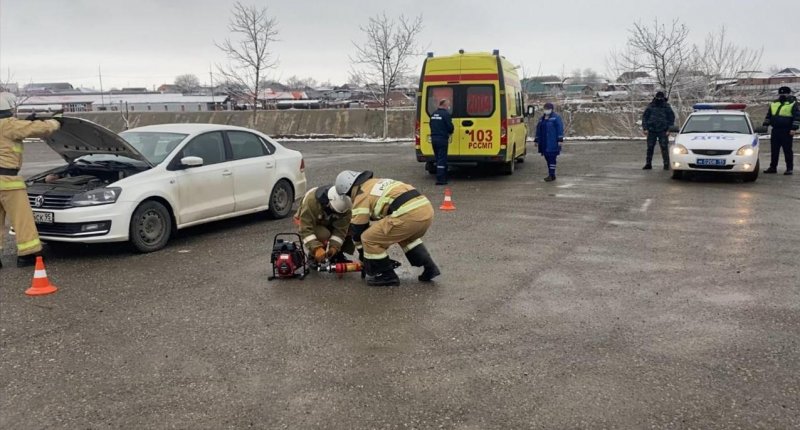 ЧЕЧНЯ. В Ачхой-Мартане пожарные провели тренировку по спасению людей при ДТП