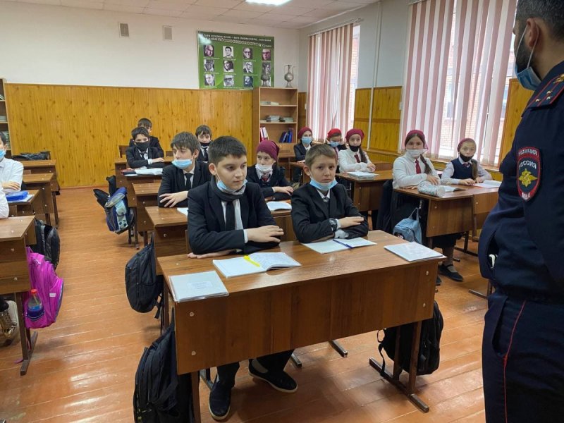 ЧЕЧНЯ. В преддверии зимних каникул представители ГИБДД напоминают чеченским школьникам правила безопасного поведения на дорогах