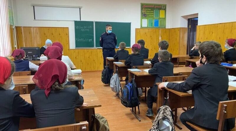 ЧЕЧНЯ.  В преддверии зимних каникул представители ГИБДД учат чеченских школьников к безопасному поведению на дорогах