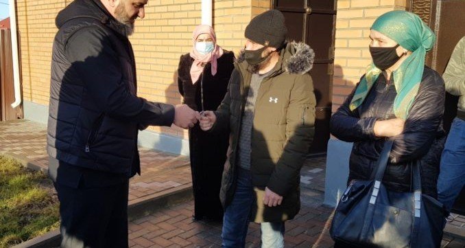 ЧЕЧНЯ. «Благодаря Фонду Кадырова у людей сбываются мечты»: Жители Беноя получили ключи от новых домов