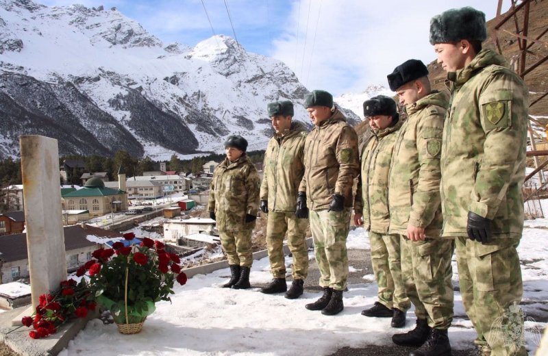 КБР. В Кабардино-Балкарии росгвардейцы почтили память журналистов, погибших при исполнении профессиональных обязанностей