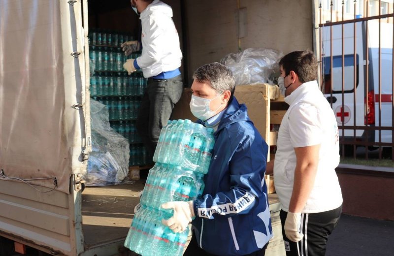 КЧР. Волонтерский центр передал медикам питьевую воду