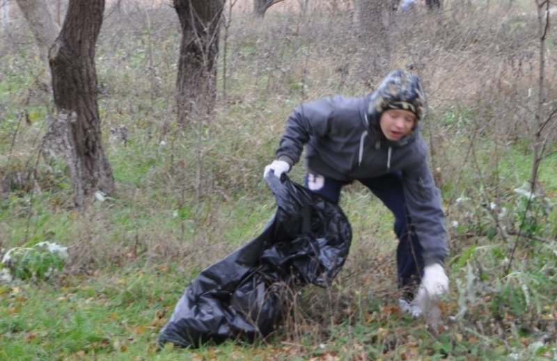 КРАСНОДАР. Жители Анапской очистили от мусора зелёную зону в центре станицы