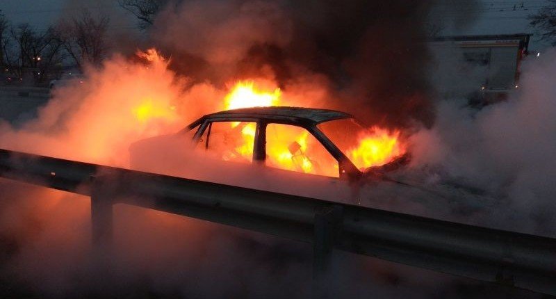КРЫМ. В Симферополе прямо на ходу загорелся автомобиль