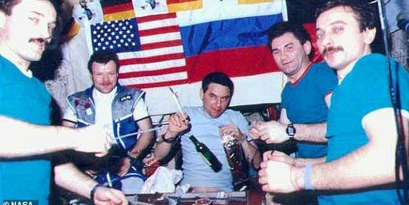 Российские космонавты рассказали, как «контрабандой» проносили алкоголь на МКС