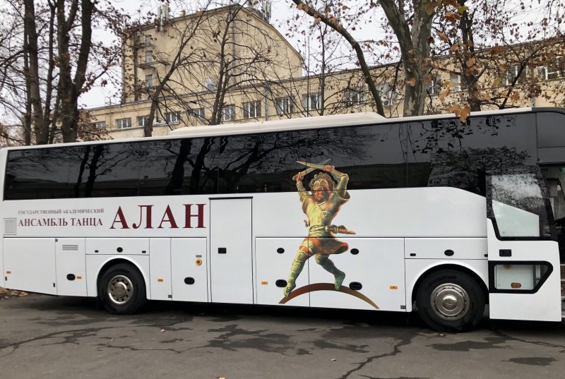 С. ОСЕТИЯ. Госансамблю «Алан» подарили новый комфортабельный автобус