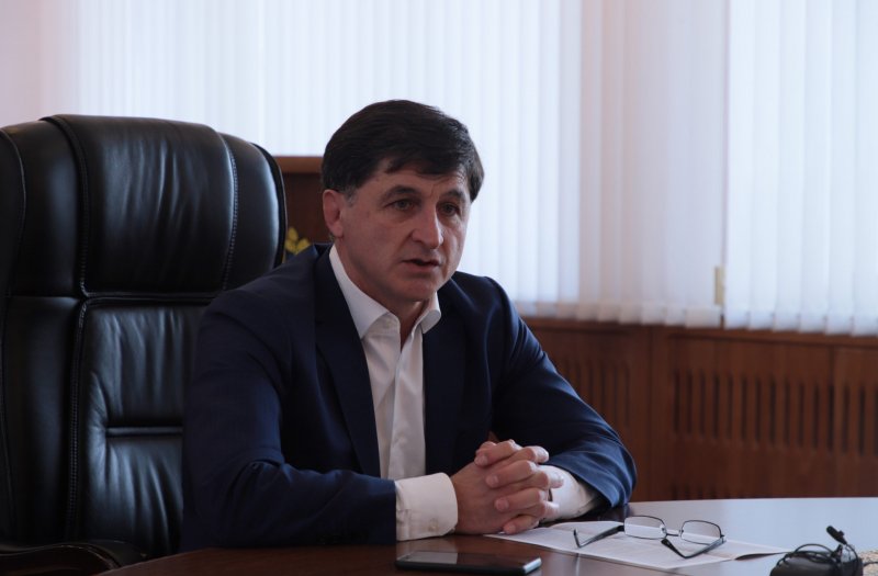 С. ОСЕТИЯ. Тамерлан Фарниев встретился с победительницей конкурса «Большая перемена» Яной Дзиовой