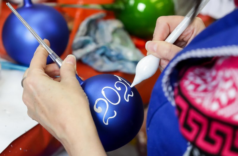 Школьники Грозного распишут новогодние игрушки для благотворительных елок