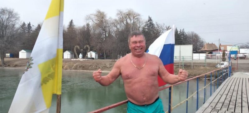 СТАВРОПОЛЬЕ. Ессентукские «моржи» отметили день Конституции РФ заплывом