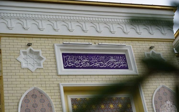 В соединении Росгвардии в Грозном открыт храмовый комплекс из мечети и церкви