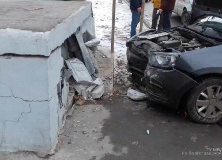 ВОЛГОГРАД. В Волжском в результате ДТП легковушка влетела в коллектор теплосетей