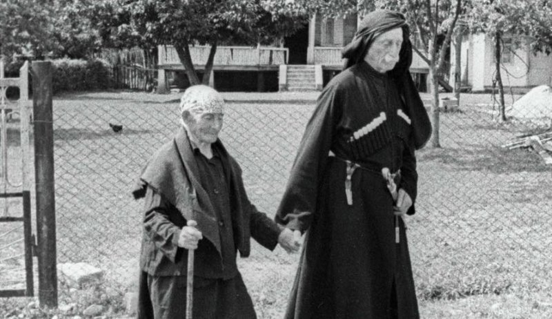 137 летняя Хпап Лазурия и её  95 летний сын. (Грузия)